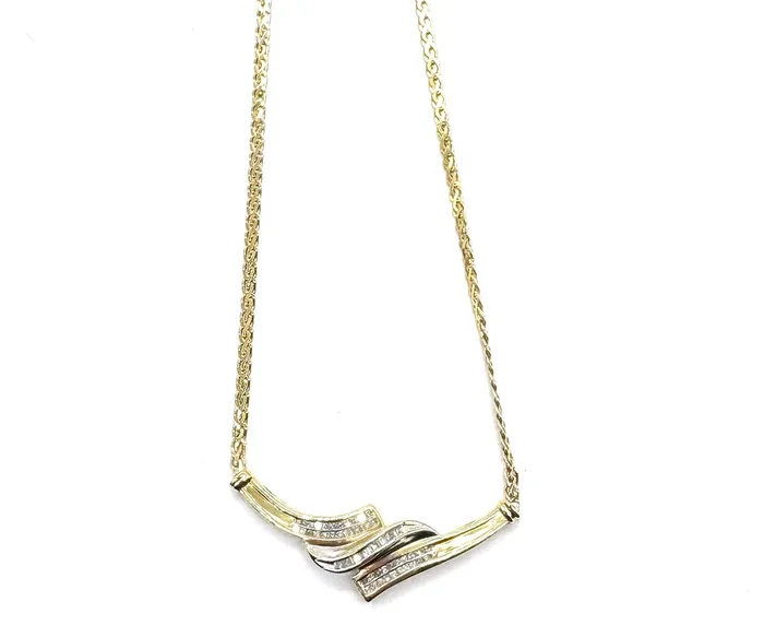 10k Diamond Stationary Pendant Necklace