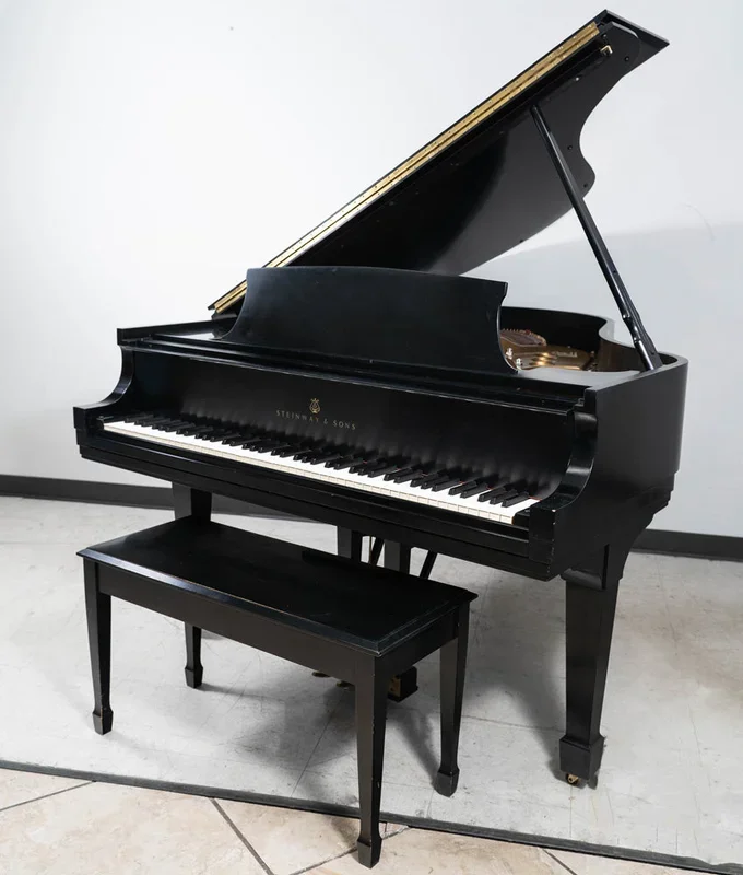 1973 Steinway Model M Grand Piano | Ebony | 5’7″ | Serial No. 434449 | Used