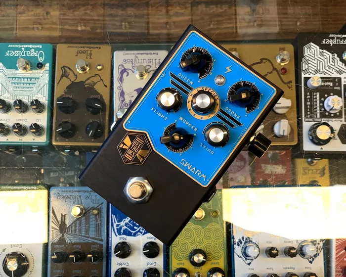 Beetronics FX Swarm Fuzz Harmonizer – Limited Edition ‘Black & Blue’