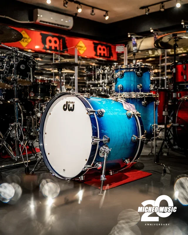 Kit de batería DW Jazz Series Custom de 3 piezas en arce/madera de goma – De azul real a azul real