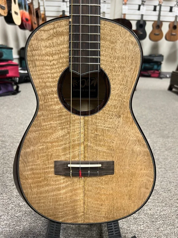 Oli L2-BMG Solid Mango Baritone Ukulele w/Case