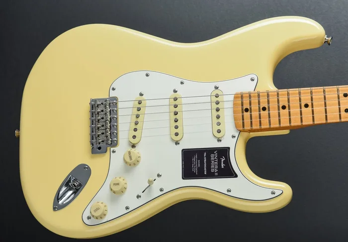 Vintera II 70’s Stratocaster – Vintage White