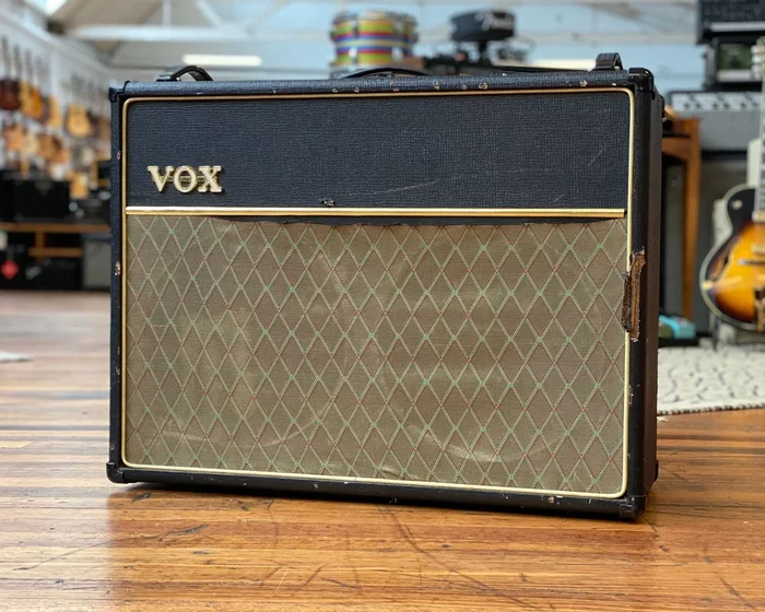 VOX AC30CC2X Custom Classic 2-Channel 30-Watt 2×12″ Blue Alnico Guitar Combo